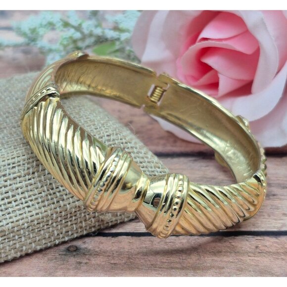 Cute Gold Tone Textured Hinged Bangle Bracelet Classic Statement MINT - Picture 1 of 8
